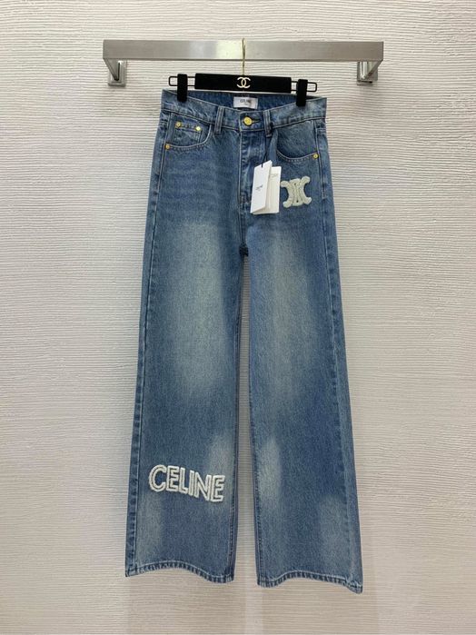 Дънки с надписи.