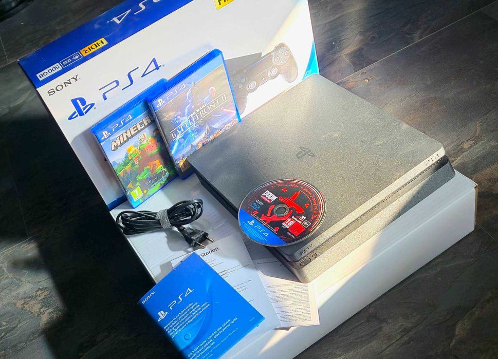 PlayStation 4 Slim + 3 игри (Battlefront 2, Minecraft, DOOM Eternal)
