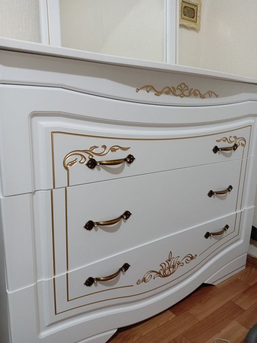 Комод с зеркалом