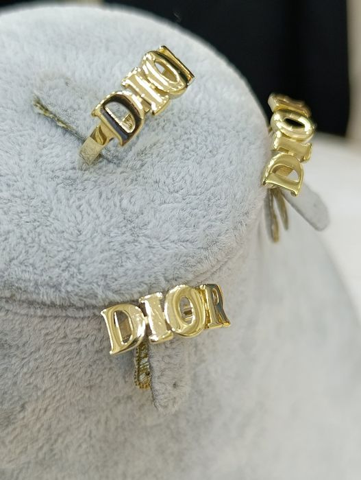 Золотое комплект Christian Dior , проба 585, общий вес 5,85 гр размер