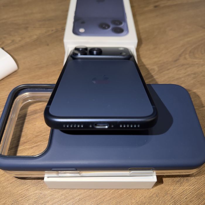 iPhone 17 Pro Max 256GB Deep Blue + оригинални калъфи и аксесоари