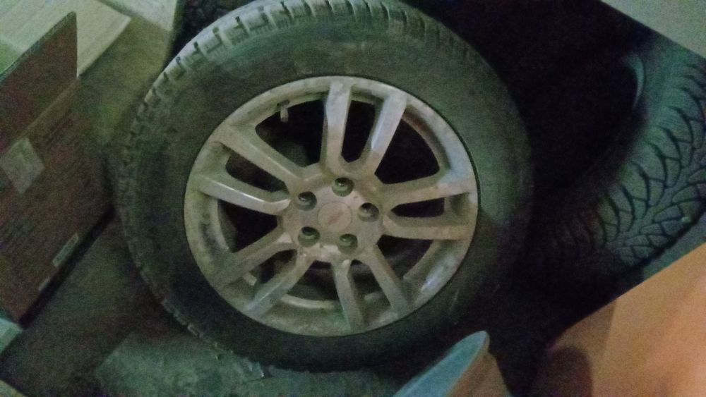 Продам зимние  шины с дисками от  шевроле