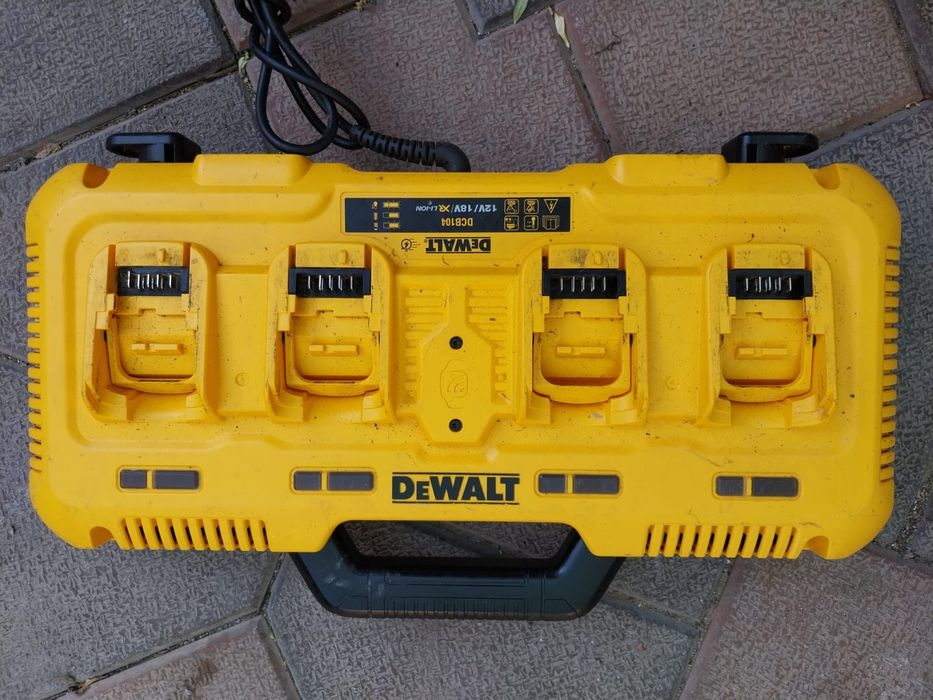 Statie de încărcare DEWALT care incarca și 18 V. și 54 V