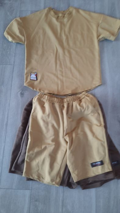 Предлагаются футболки.