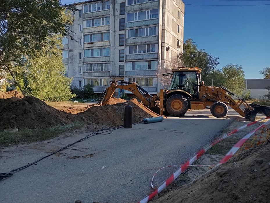 Продам экскаватор погрузчик три в одном