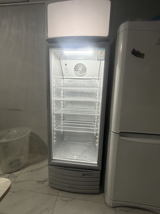СРОЧНО продам Витринный холодильник