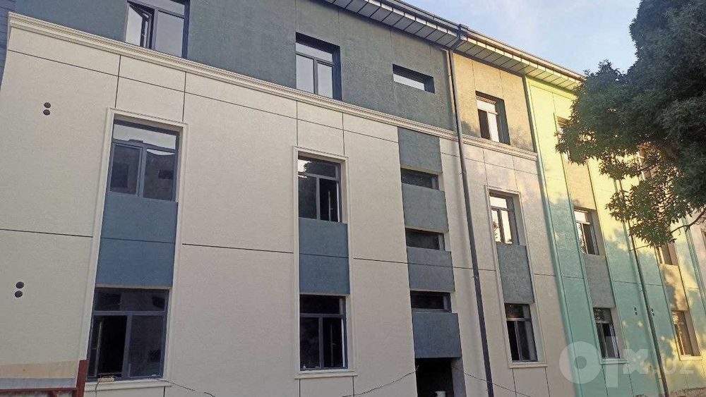 Продаются квартиры и магазины в центре Кагана вдоль дороги.