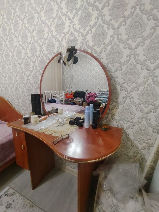 Тримо стол для косметики
