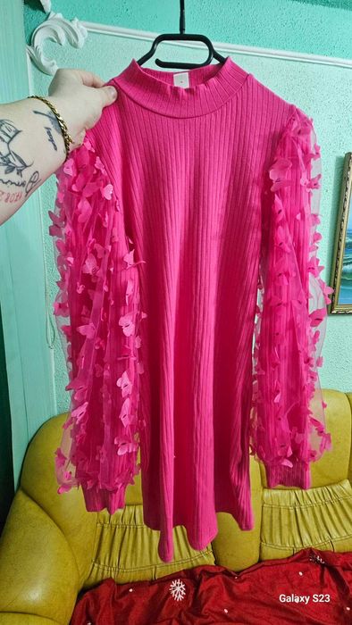 Rochiță roz cu fluturi