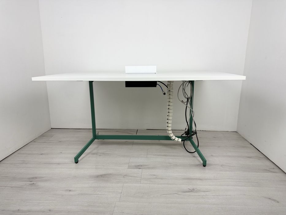 Офис заседателна / конферентна маса за 6 човека с кабелен модул