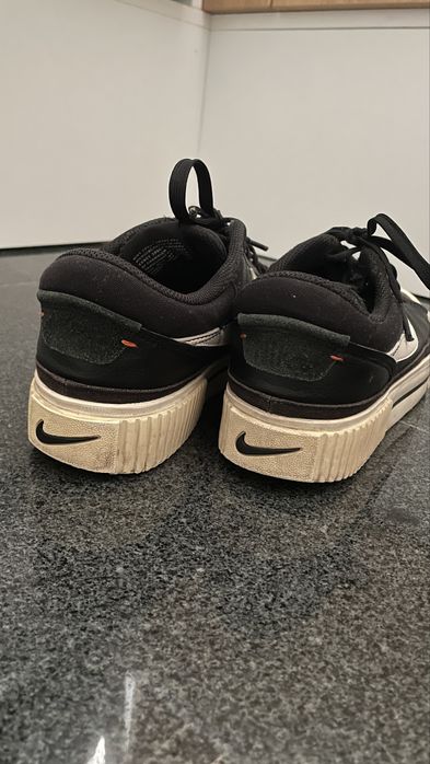 Черни маратонки Nike.