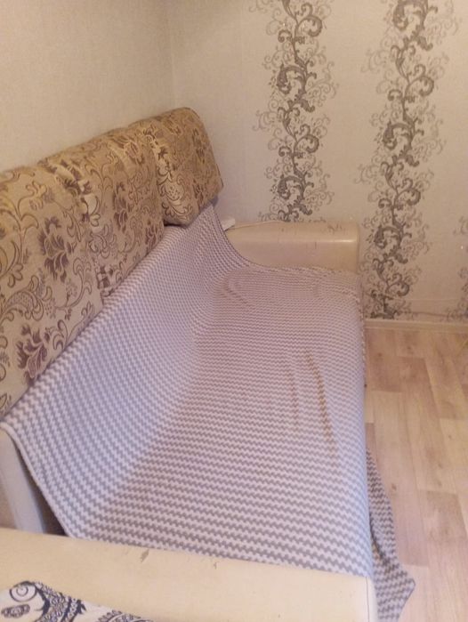 Диван белого цвета раздвижной