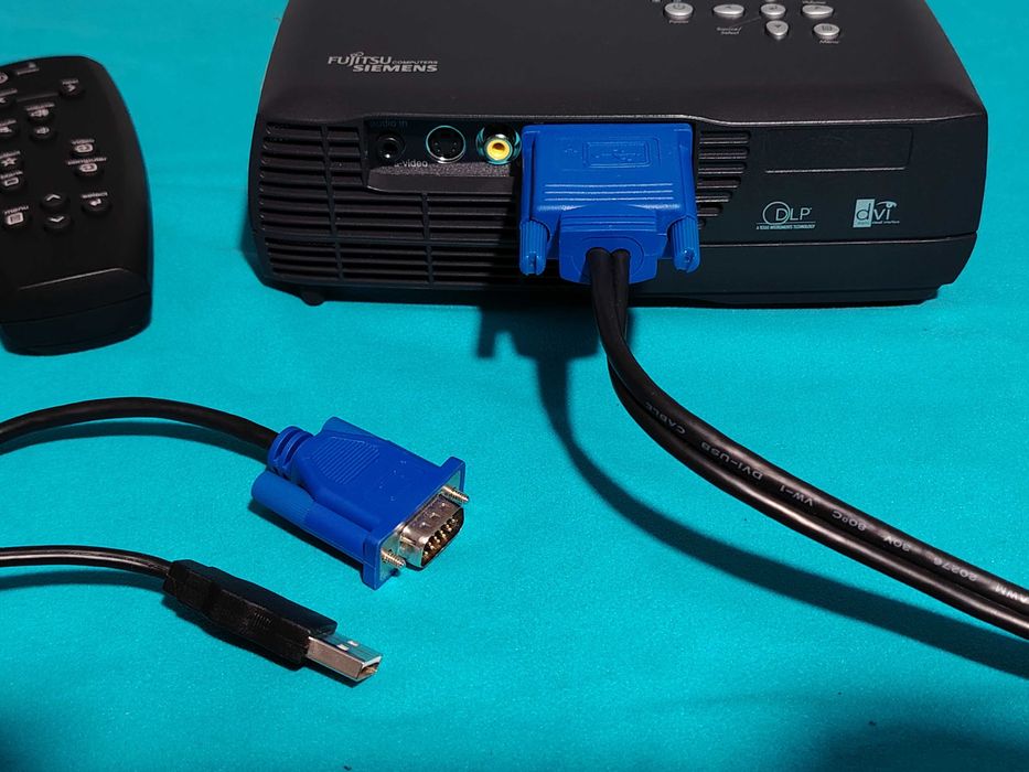 Fujitsu Siemens XP70 PROIECTOR cu telecomanda