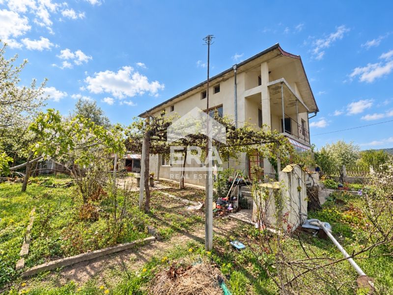 ЕКСКЛУЗИВНО! Двуетажна къща с площ 213 кв.м за продажба в с. Слънчево