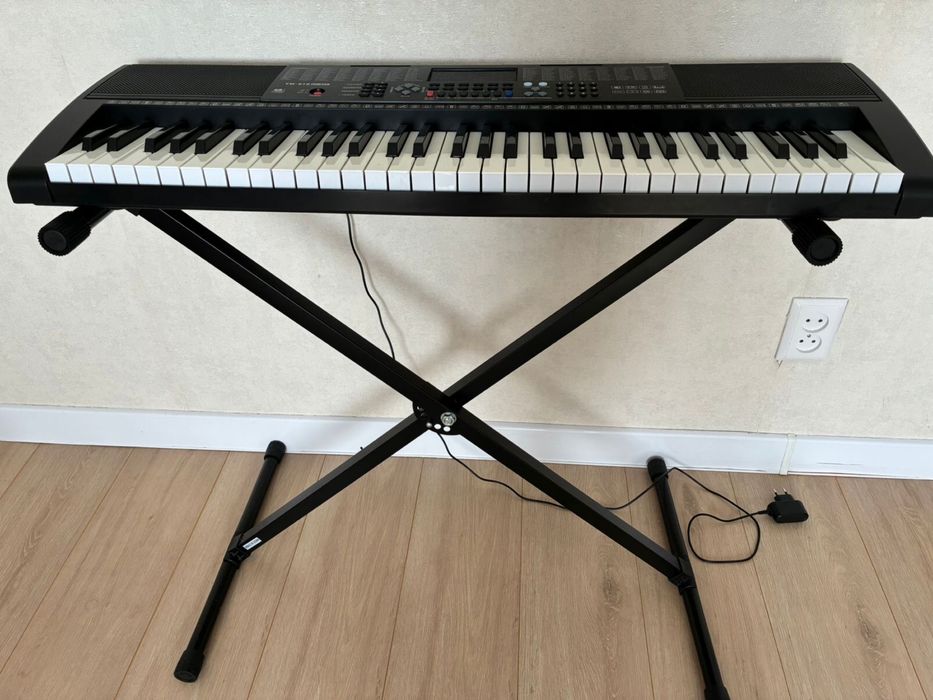 Продам синтезатор в отличном состоянии