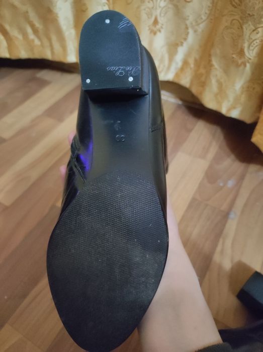 Сапоги чёрные на каблуке