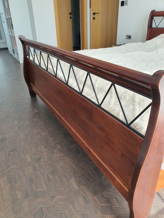 Продавам спалня от масивно дърво 180 / 200 см.
