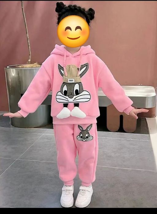 Продам два костюма на девочку.