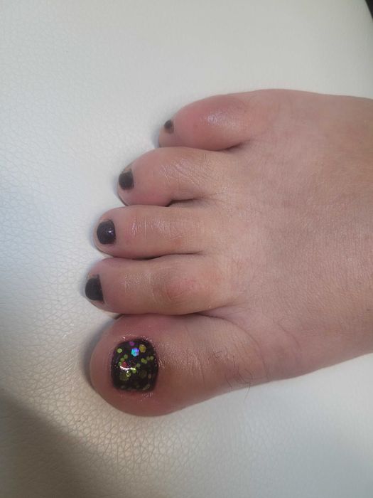 Realizez manichiura / pedichiura cu gel si semi