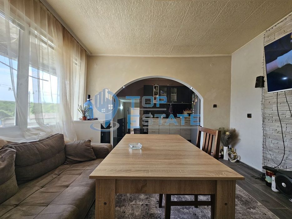 Двуетажна обзаведена и ремонтирана къща с три спални в село Страхилов