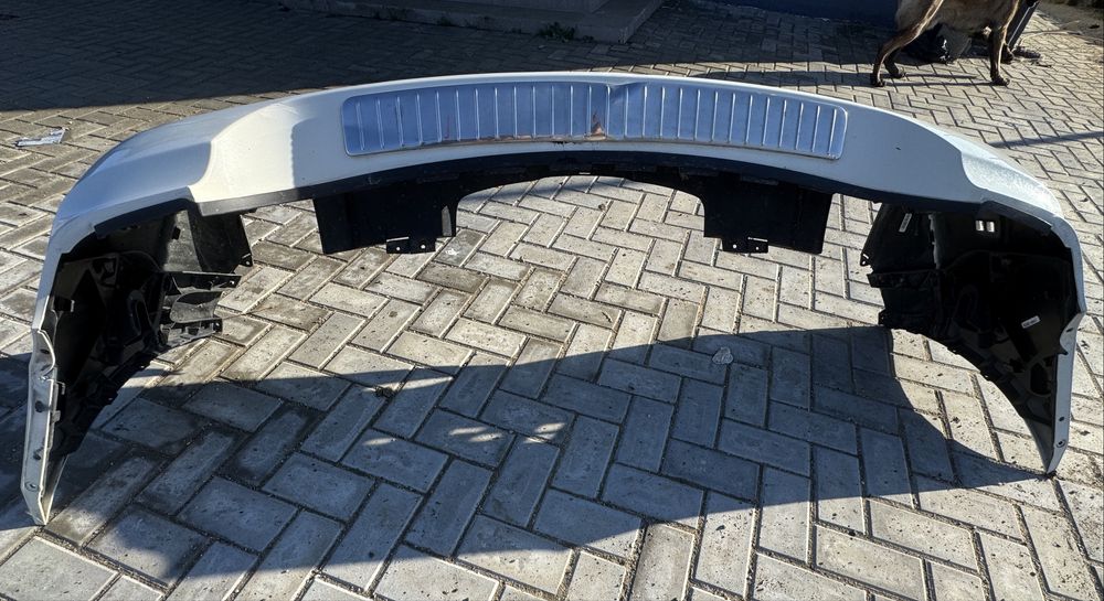 Задна броня за МЛ 320, W164, следи от  лек удар.