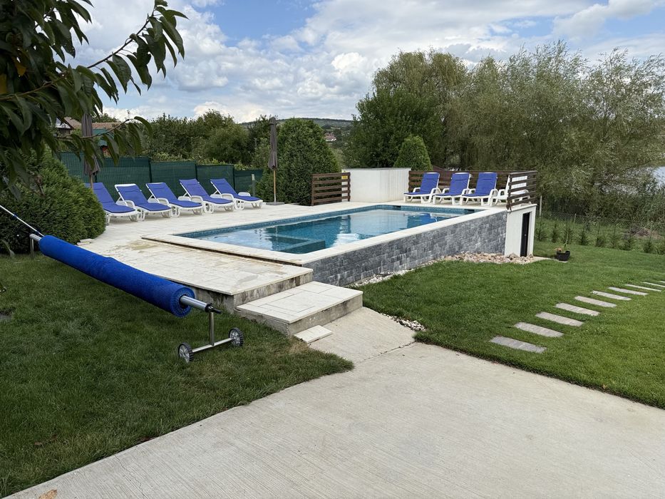 Inchiriez Villa Moderna cu Piscina pe malu Lacului Geaca  Jud  Cluj * 9-13 pers capacitate *