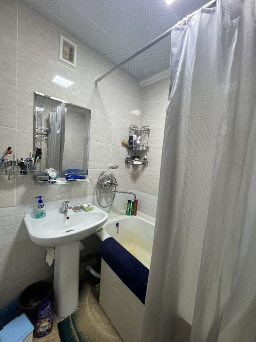 Uy sotiladi 7chi mikrorayon korzinka yonida 4-maktab yonida tryoxlesni