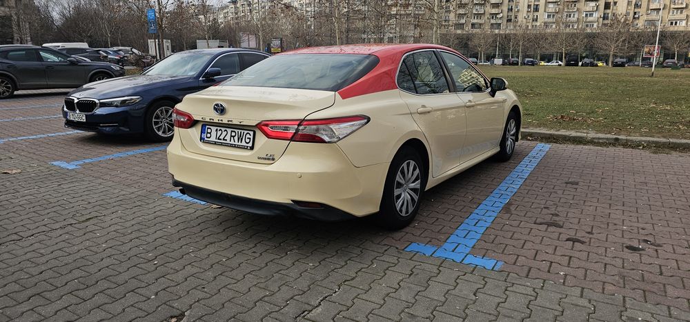 Toyota Camry hybrid Uber Black/ Bolt premium