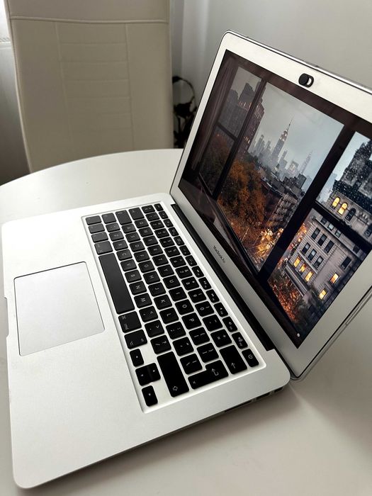 # Laptop Mac Book Air in Cutie -13"-SSD- doar 999 ron - Impecabil include husa de 100 de ron