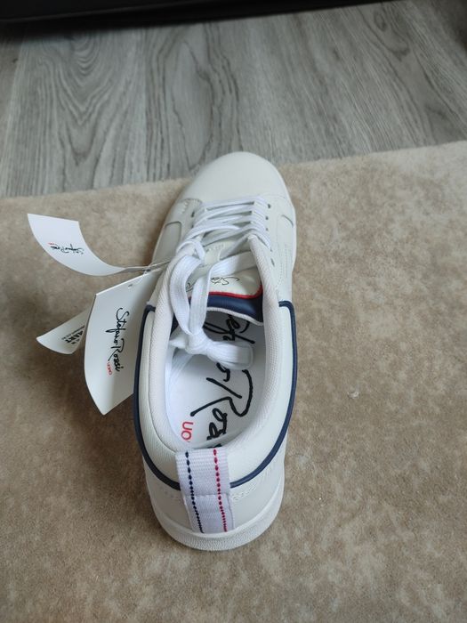 Продаються кросовки.и макасы.размер кросовок 40.Макасы 41.