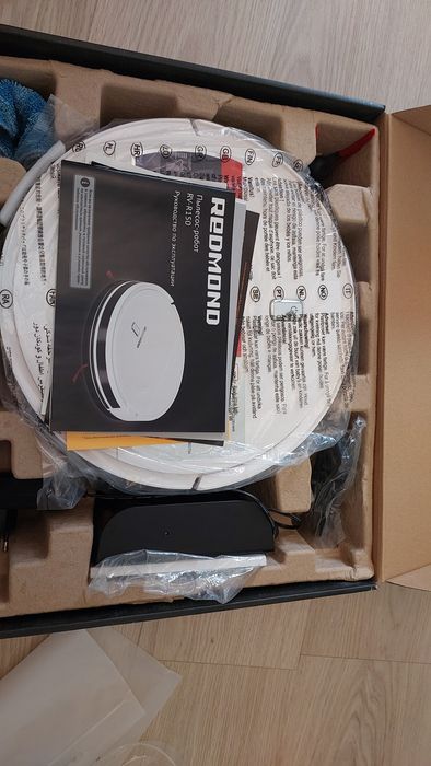 робот-пылесос Redmond