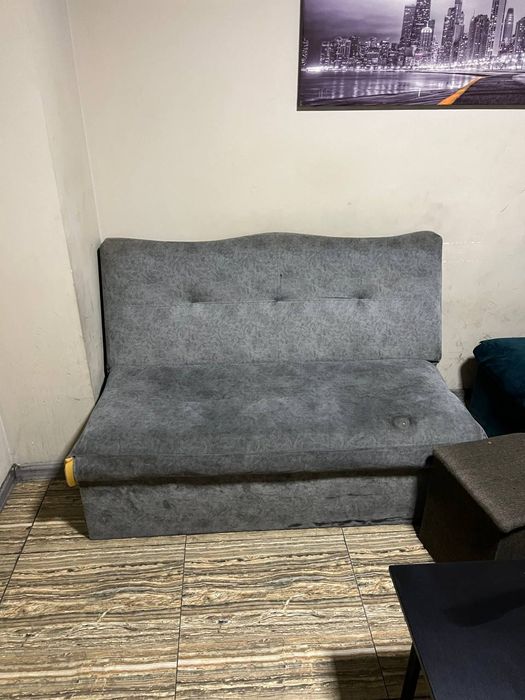 Divanlar sotiladi. Yaxshi holatda. Razmeri 140-150 sm