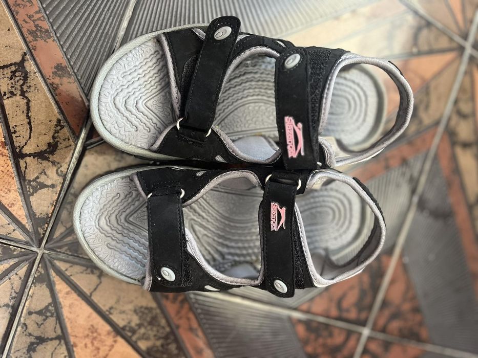 Детски сандали, маратонки и боти.