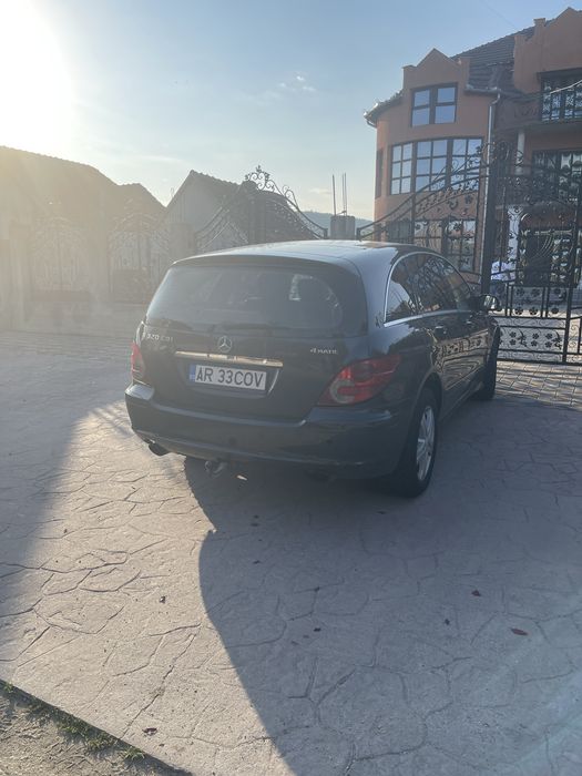 Mercedes r clas masina se afla in loc sebis merge se conduce perfect