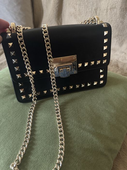 Geanta crossbody neagra cu detalii aurii
