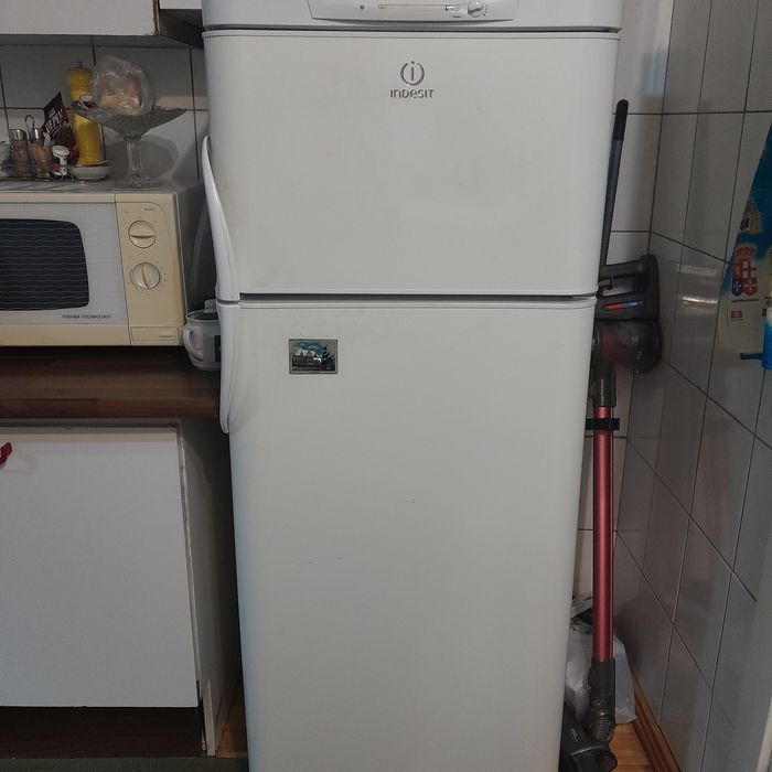 Продаётся хороший холодильник INDESIT