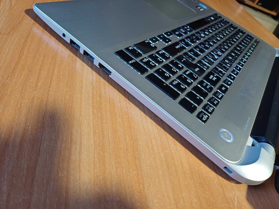 15.6'FullHD IPS Toshiba™i7/12GB Ram/AMD Radeon R7 - 2GB/240GB SSD