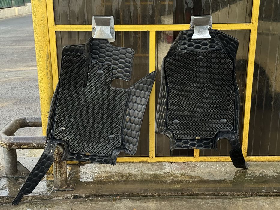 Продаю 3D коврики на Toyota Raf 4