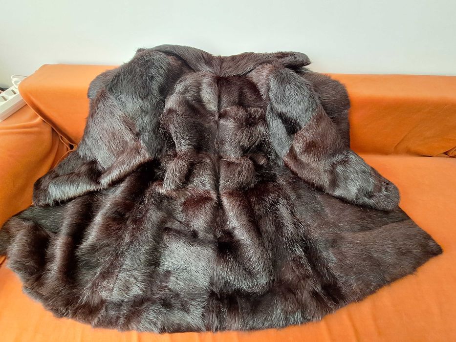 Haina confectionata din blana naturala de nutrie,  trei sferturi