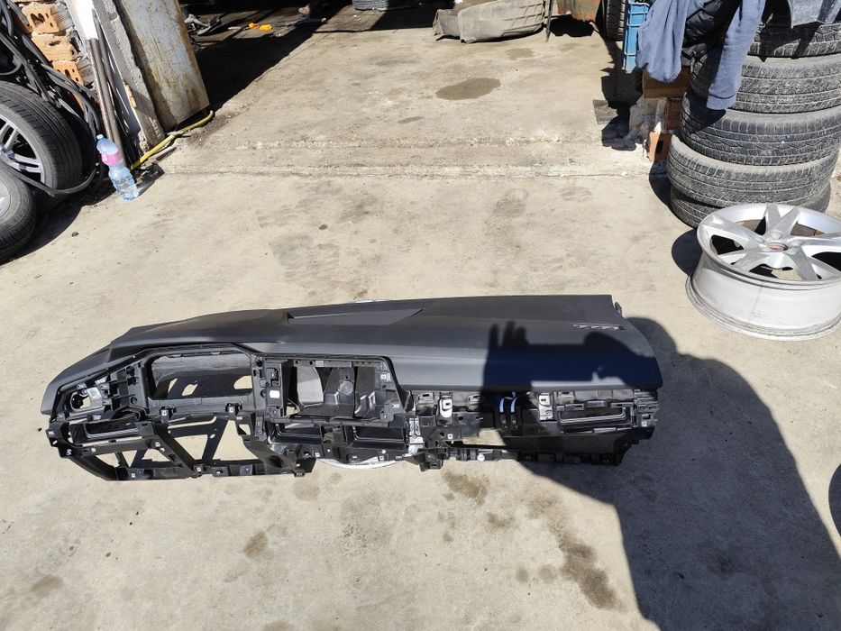 Арматурно табло за Golf 8 ,със пасажерския аербег