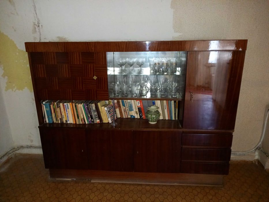 Старинен бюфет изключително запазен за времето си