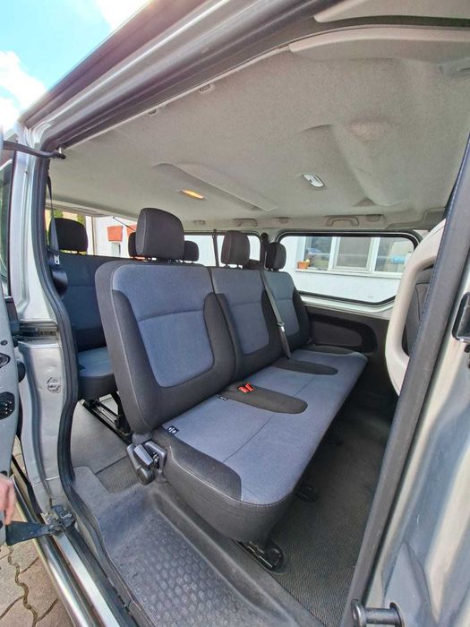 Inchiriere microbuz 9 persoane, Opel Vivaro, inchiriere van