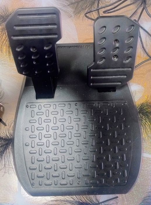Vând volan cu pedale compatibil cu ps5 PS4 și PC