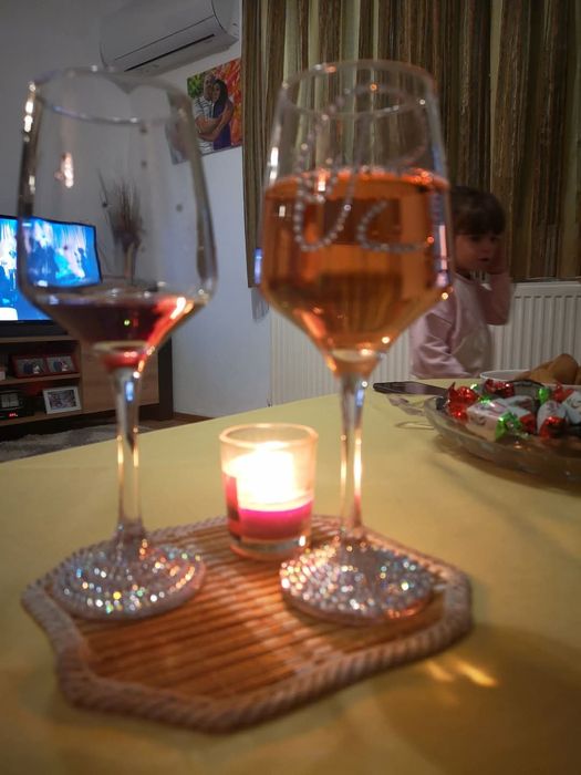 Чаша за вино с камъни и буква