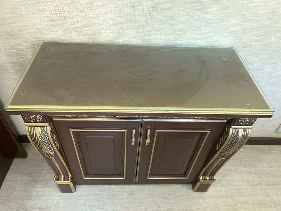 Шкаф для посуды золотистым покрытием