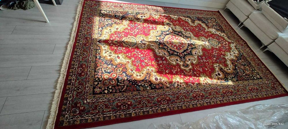 Covor din lana romanesc de 3,5m x 2,5 m Este nou, nefolosit. Are 19 kg