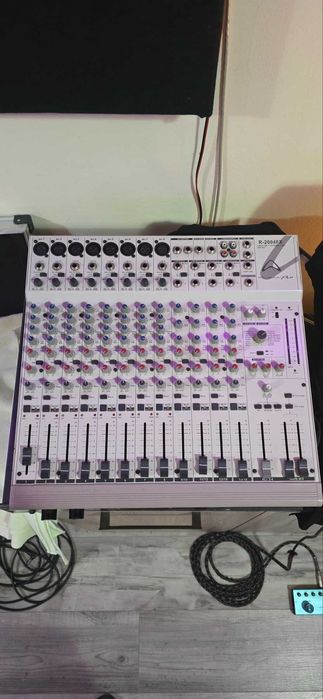 Смесителен пулт Wharfedale Pro R-2004FX (8 Mic/Line + 4 Stereo + Ефекти)