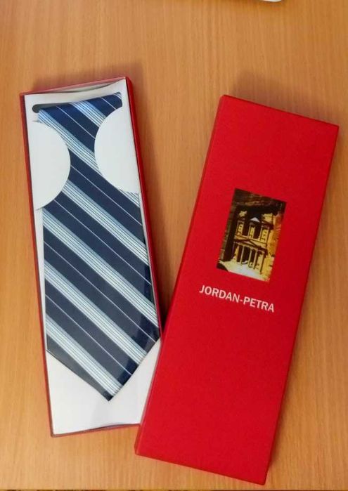 Продаётся новый галстук в коробке.