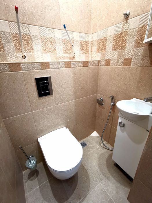 Под наем - Тухлена къща след основен ремонт, двор и барбекю в центъра