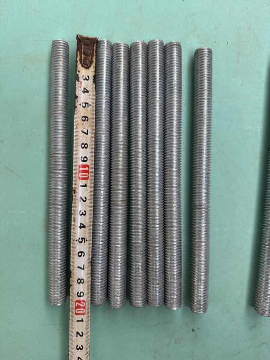 Продавам шпилки размер 12х200мм